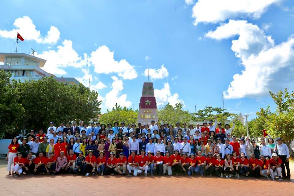 Overseas Vietnamese with homeland’s sea and islands